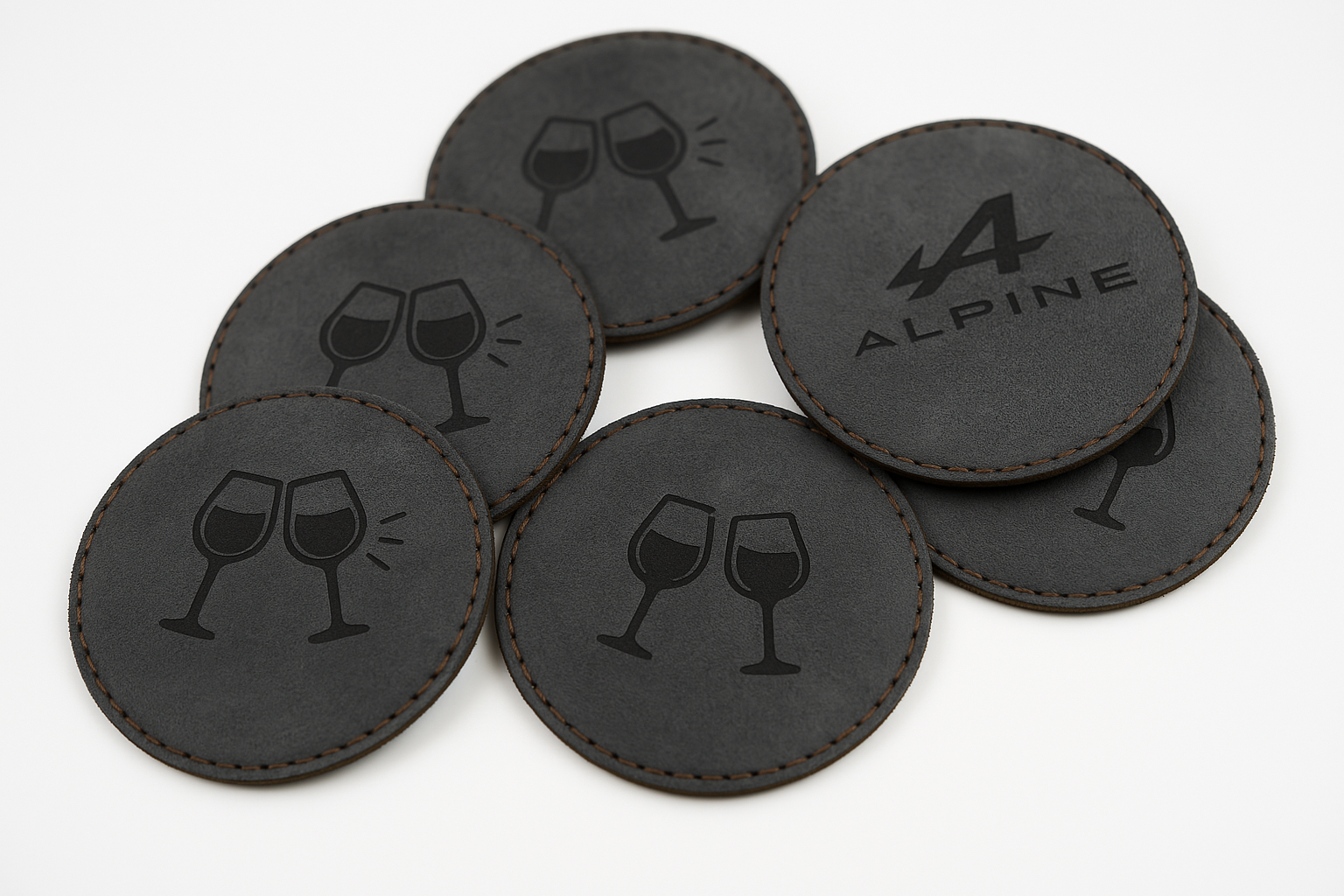 Sous-verres en Alcantara gravés au laser avec logo Alpine